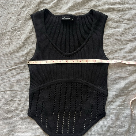 3/$10 🏷️ NEW Crop Top with cut-out details - Picture 4 of 4